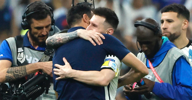 Leo Scaloni y Leo Messi se abrazan tras la victoria de argentina contra croacia en la semifinal del mundial de qatar