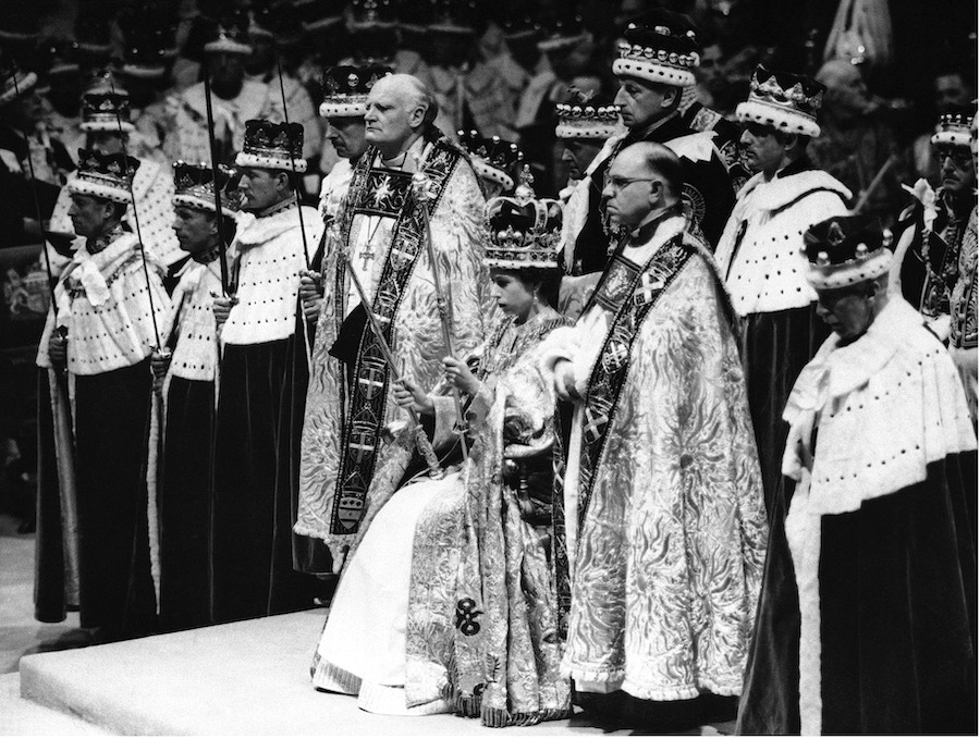 La reina Isabel II de Gran Bretaña es coronada monarca de Gran Bretaña sosteniendo el cetro real, sentada en el trono, vistiendo la corona de San Eduardo, en la Abadía de Westminster, en Londres, el 2 de junio de 1953. (AP Foto, Archivo)