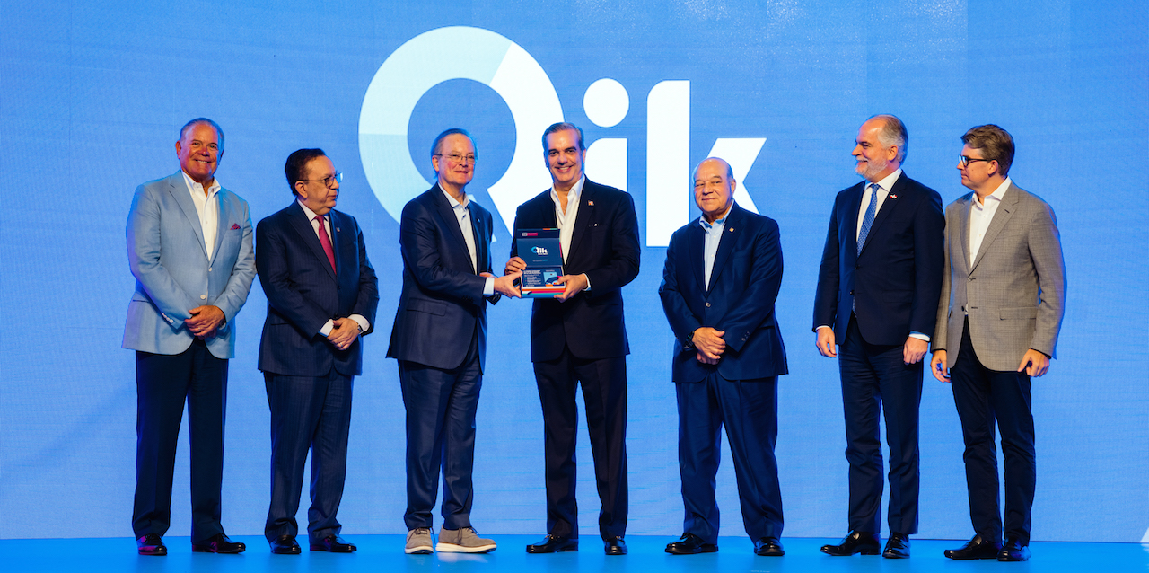 Luis Abinader, recibe su tarjeta Qik de manos deManuel A. Grullón. Los acompañan, de izquierda a derecha, Alejandro Santelises, Héctor Valdez Albizu, Manuel E. Jiménez F., Alejandro Fernández W. y Arturo Grullón Finet. Fuente: Banco Popular