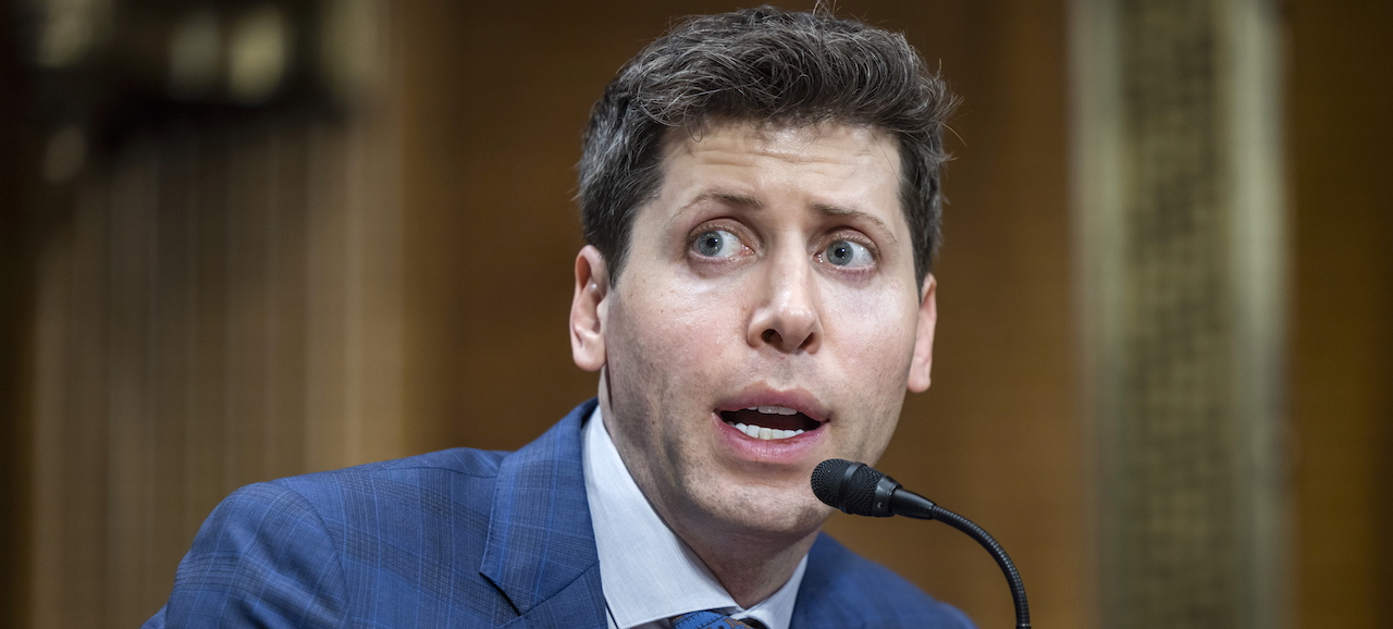 sam altman comaprecio ante el senado de estaods unidos y pidio una mayor reguacion para al inteligencia artificial (IA)