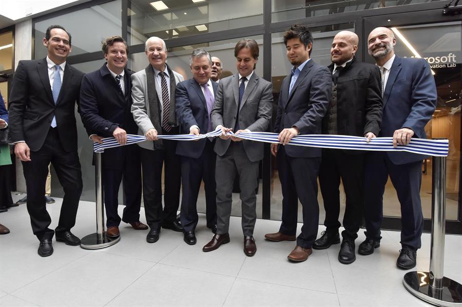 Luis Lacalle Pou, presidente de Uruguay, participó en la inauguración del laboratorio de inteligencia Artificial en la región.