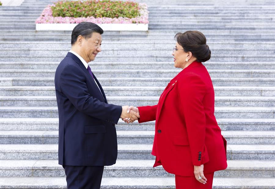 Xi-Jinping le da la mano a la presidenta de Honduras, Xiomara Castro.
