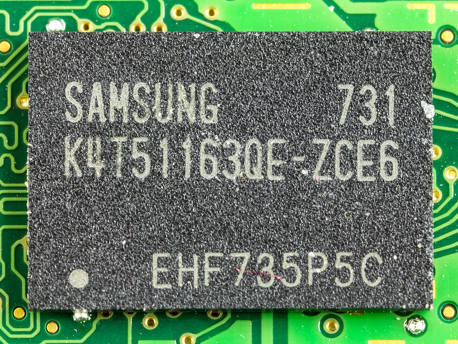 Samsung K4T51163QE-ZCE6. 