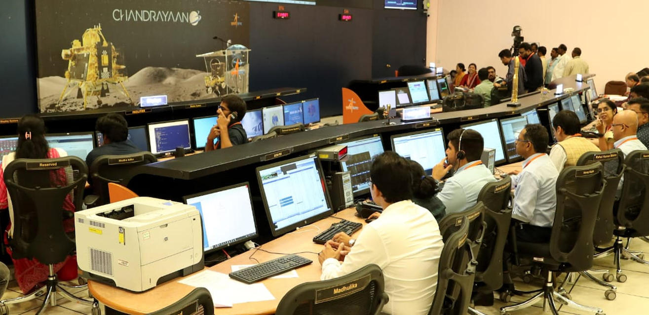 En la imagen, vista de la sala de control desde donde llevan el alunizaje. EFE/ Agencia Espacial de la India/SOLO USO EDITORIAL/SOLO DISPONIBLE PARA ILUSTRAR LA NOTICIA QUE ACOMPAÑA (CRÉDITO OBLIGATORIO)