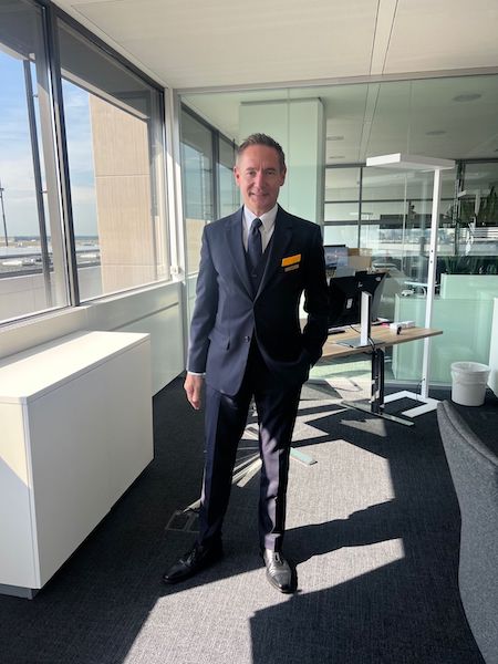 El CEo de Lufthansa, Jesn Ritter, preparado para ejercer como azafato