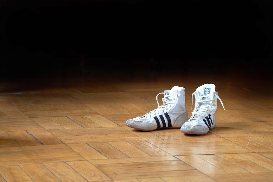 Las zapatillas altas Adidas de Freddie Mercury, casi idénticas a las que usó para el icónico concierto Live Aid de Queen en julio de 1985, alcanzan £127.000, más de 40 veces su estimación más baja.