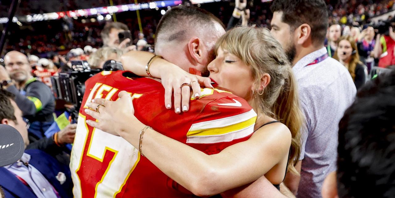 El jugador de los Kansas City Chiefs, Travis Kelce (i) abraza a su novia, la cantante Taylor Swift (d) tras la victoria de su equipo ante los San Fransisco 49ers durante la Super Bowl disputada en el estadio Allegiant de Las Vegas, Nevada, Estados Unidos. EFE/ John G. Mabanglo