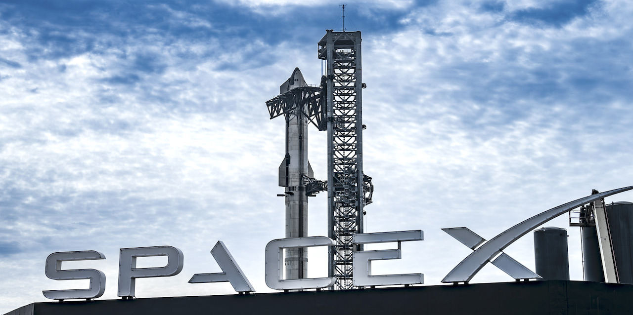 Fotografía divulgada el martes 12 de marzo de 2024 por SpaceX donde se muestra su tercer vehículo Starship apilado en la plataforma de lanzamiento en Boca Chica, Texas (EE. UU). EFE/SpaceX